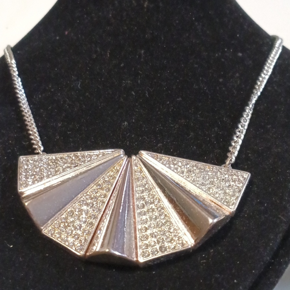 mark. Elegant Silver Fan Cub Pendant Necklace